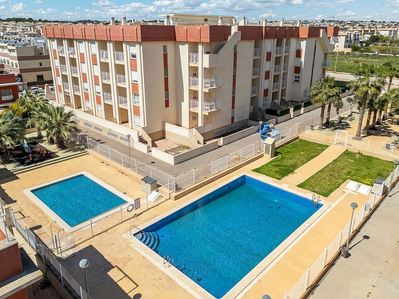 Perla del Mar is a renovated residential Complex of Apartments in Lomas de Cabo Roig, a sought-after area in Orihuela Costa.
This residential com...