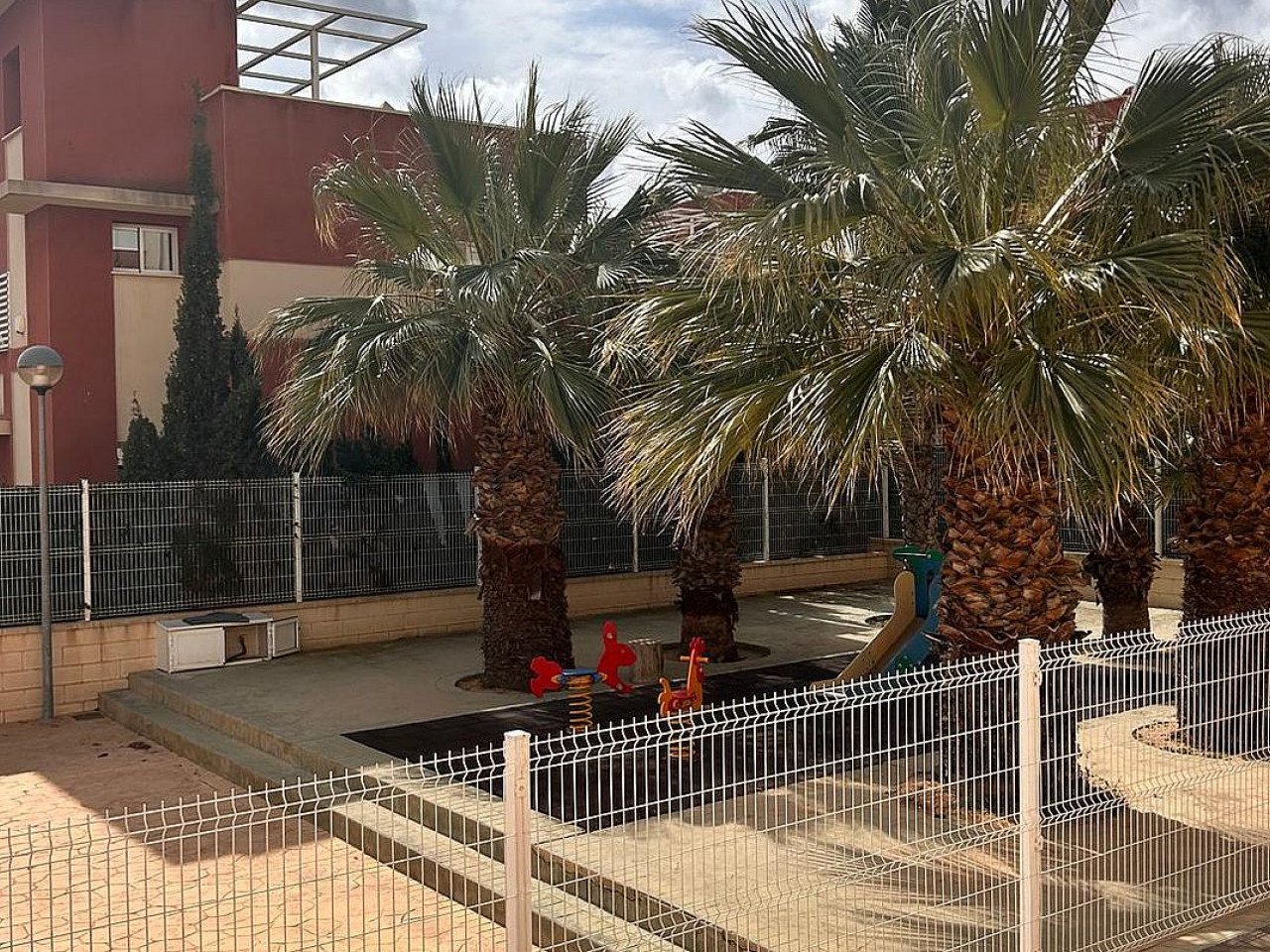 Perla del Mar is a renovated residential Complex of Apartments in Lomas de Cabo Roig, a sought-after area in Orihuela Costa.
This residential com...