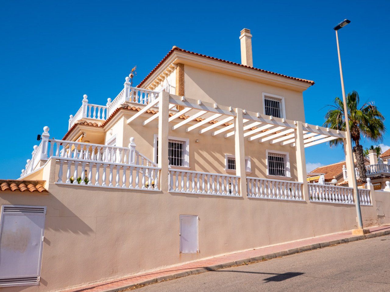 Torrevieja: Wonderful Villa located in Residencial el Faro Torre del Moro, a few meters from La Mata beach, with sea breathtaking views. The villa is located j... Torrevieja: Wonderful Villa located in Residencial el Faro Torre del Moro, a few meters from La Mata beach, with sea breathtaking views. The villa is located j...