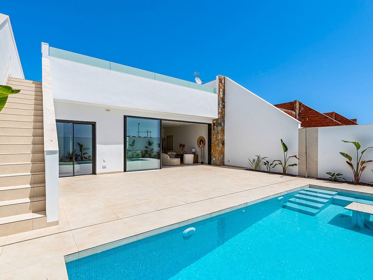 These magnificent newly built detached and semi-detached villas are on one level with solarium, private pool and parking area. Alejandra XII is des...
