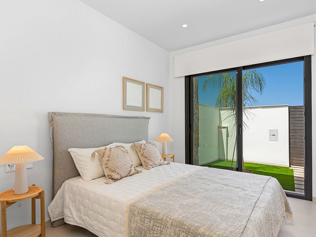 These magnificent newly built detached and semi-detached villas are on one level with solarium, private pool and parking area. Alejandra XII is des...