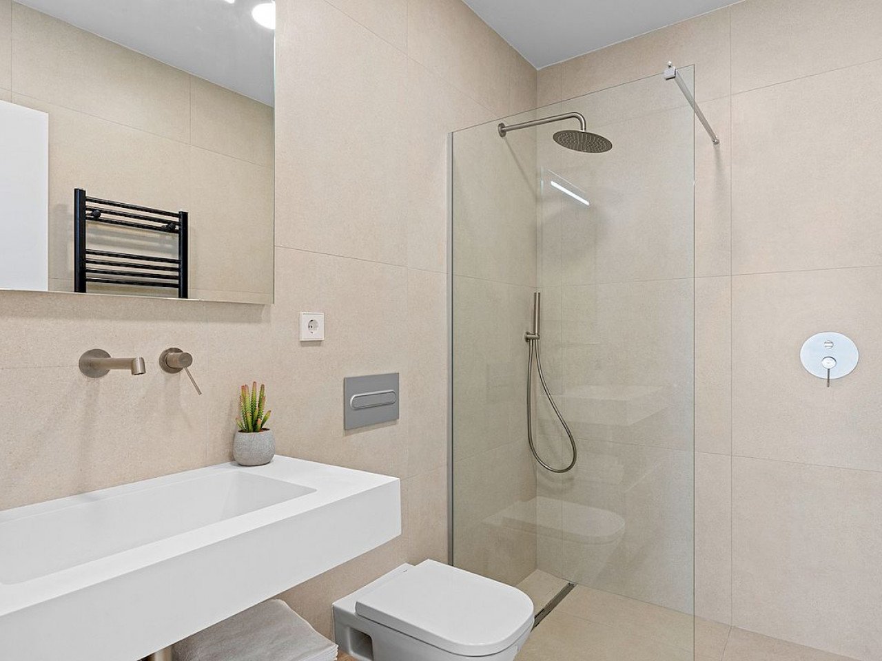 These magnificent newly built detached and semi-detached villas are on one level with solarium, private pool and parking area. Alejandra XII is des...