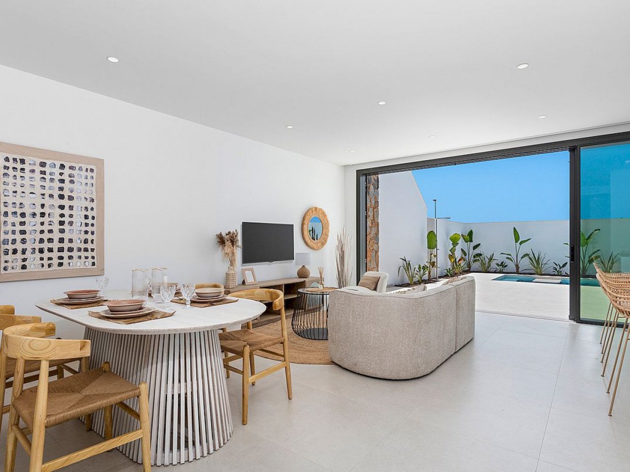 These magnificent newly built detached and semi-detached villas are on one level with solarium, private pool and parking area. Alejandra XII is des...