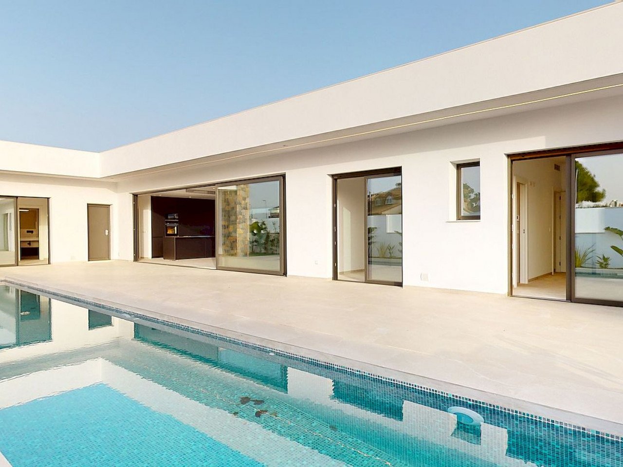 These magnificent newly built detached and semi-detached villas are on one level with solarium, private pool and parking area. Alejandra XII is des...