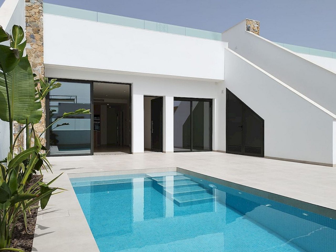 These magnificent newly built detached and semi-detached villas are on one level with solarium, private pool and parking area. Alejandra XII is des...