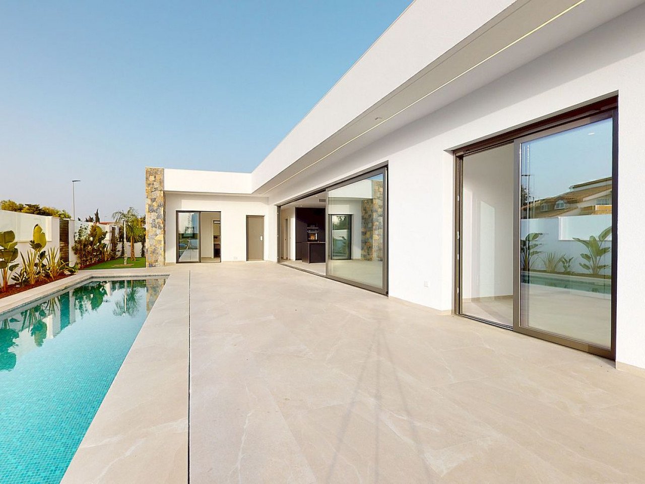 These magnificent newly built detached and semi-detached villas are on one level with solarium, private pool and parking area. Alejandra XII is des...