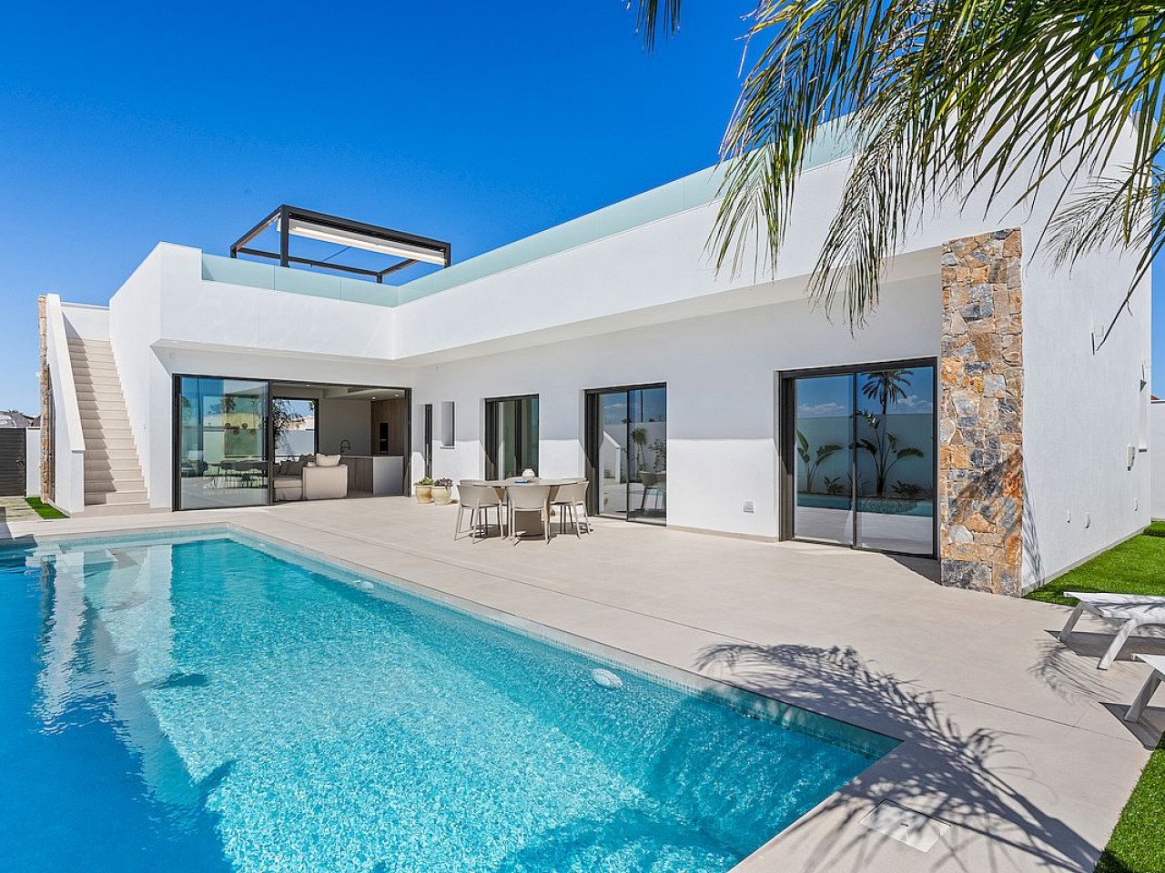 These magnificent newly built detached and semi-detached villas are on one level with solarium, private pool and parking area. Alejandra XII is des...