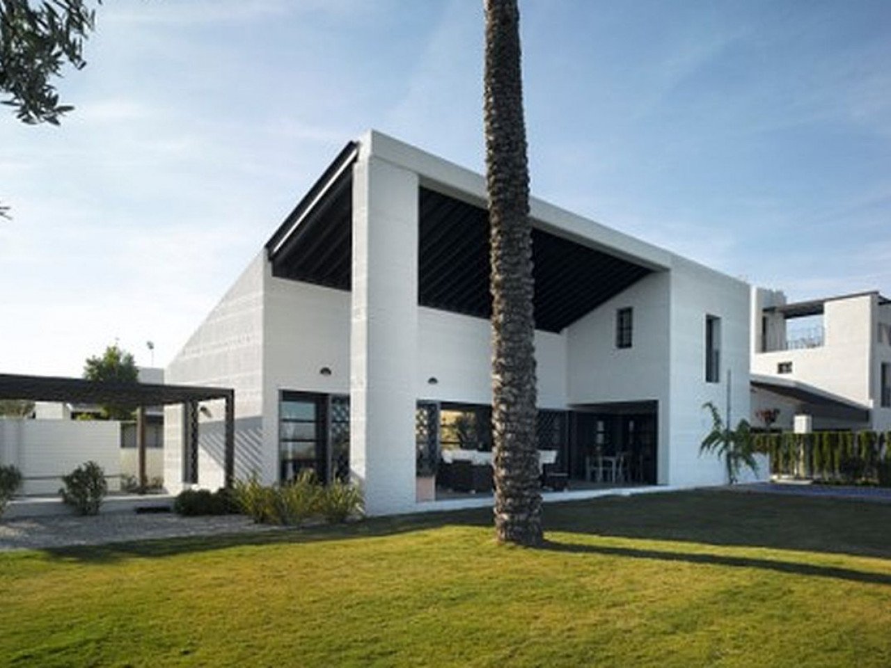 Mediterranean-style detached houses with private pool with 6 models to choose from in a gated golf community at Peraleja Golf Resort in Costa Cálid...