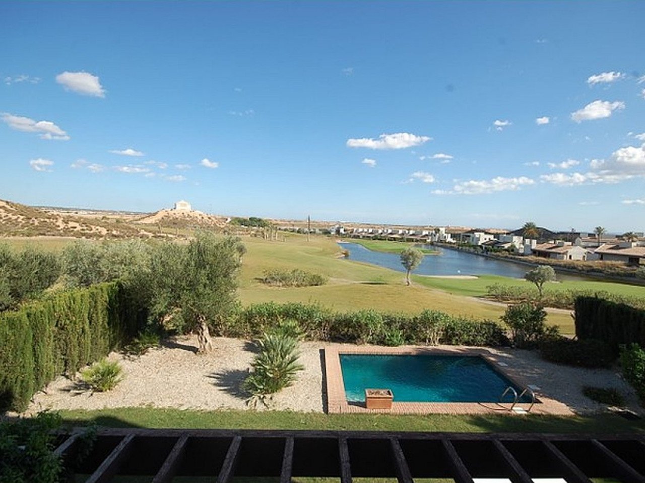 Mediterranean-style detached houses with private pool with 6 models to choose from in a gated golf community at Peraleja Golf Resort in Costa Cálid...
