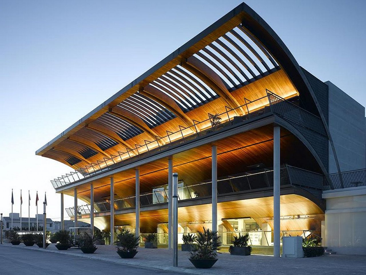 Mediterranean-style detached houses with private pool with 6 models to choose from in a gated golf community at Peraleja Golf Resort in Costa Cálid...