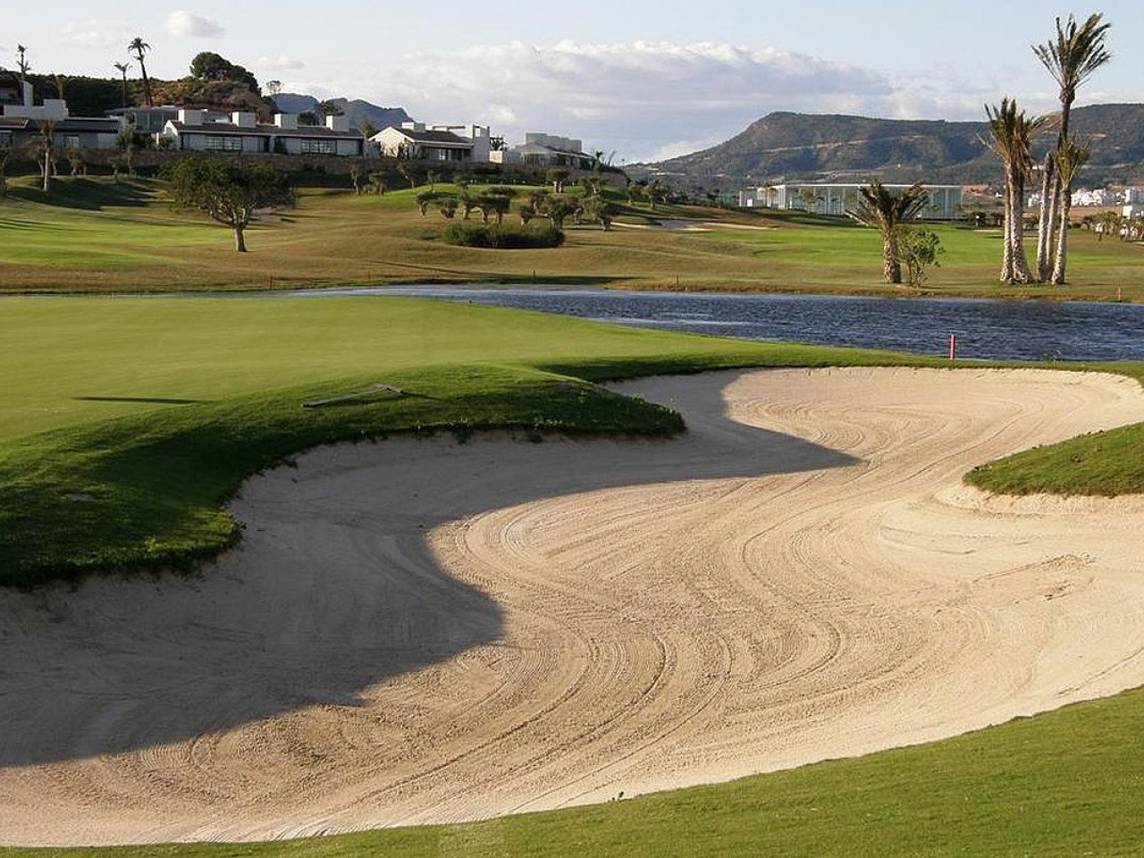 Mediterranean-style detached houses with private pool with 6 models to choose from in a gated golf community at Peraleja Golf Resort in Costa Cálid...