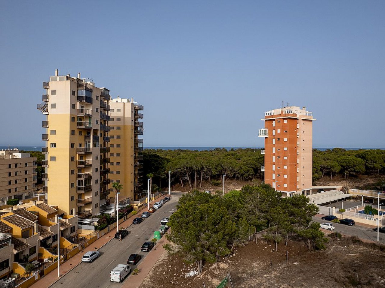 Navale Residencial is a new residential beside Las Dunas nature park and the sea in Guardamar del Segura. 

The project consists in one building wi...