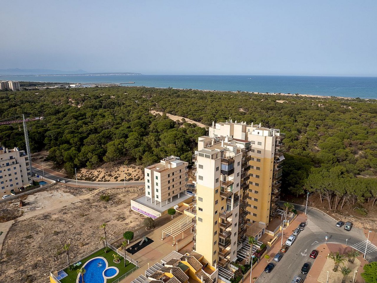 Navale Residencial is a new residential beside Las Dunas nature park and the sea in Guardamar del Segura. 

The project consists in one building wi...