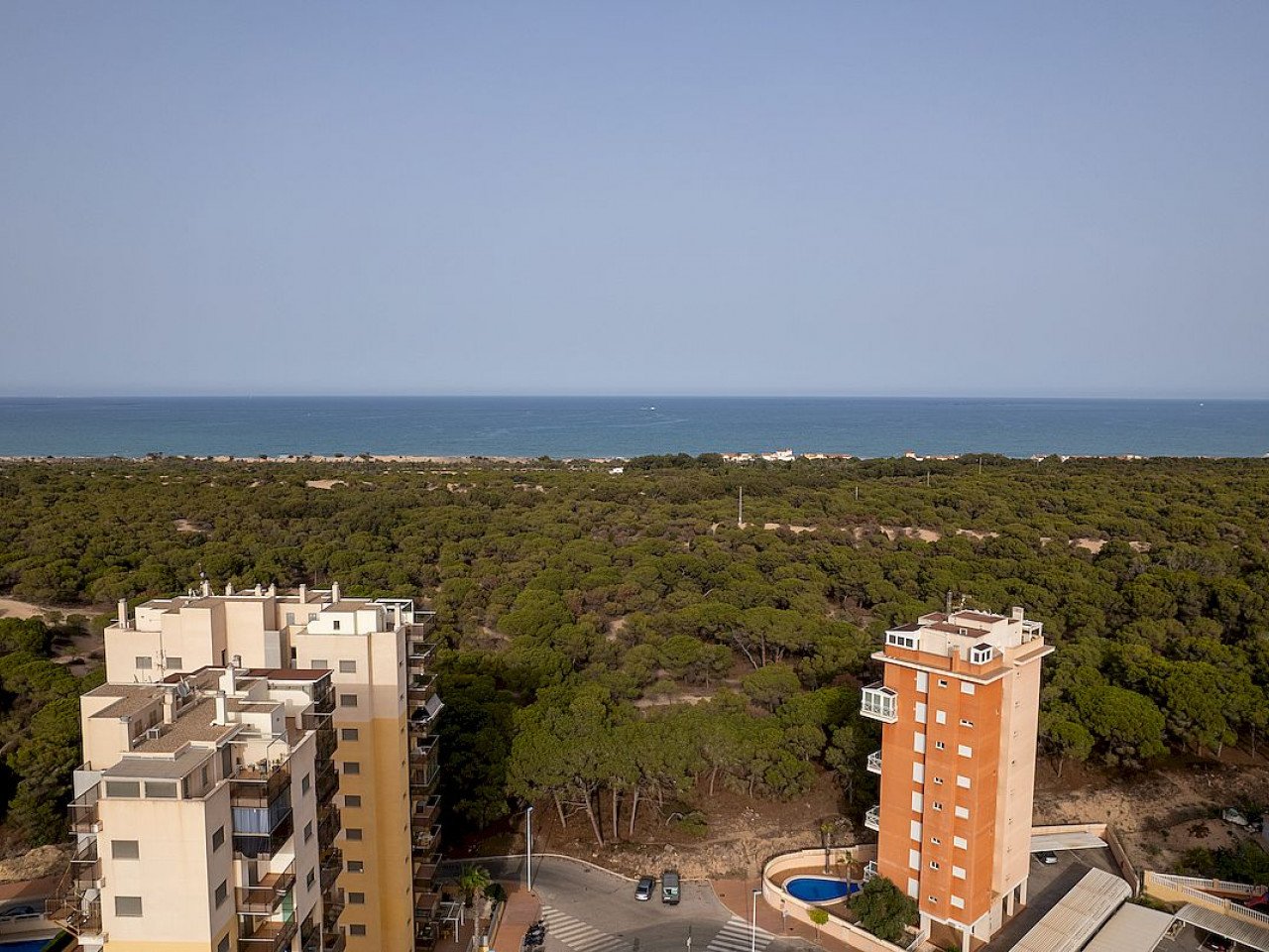 Navale Residencial is a new residential beside Las Dunas nature park and the sea in Guardamar del Segura. 

The project consists in one building wi...