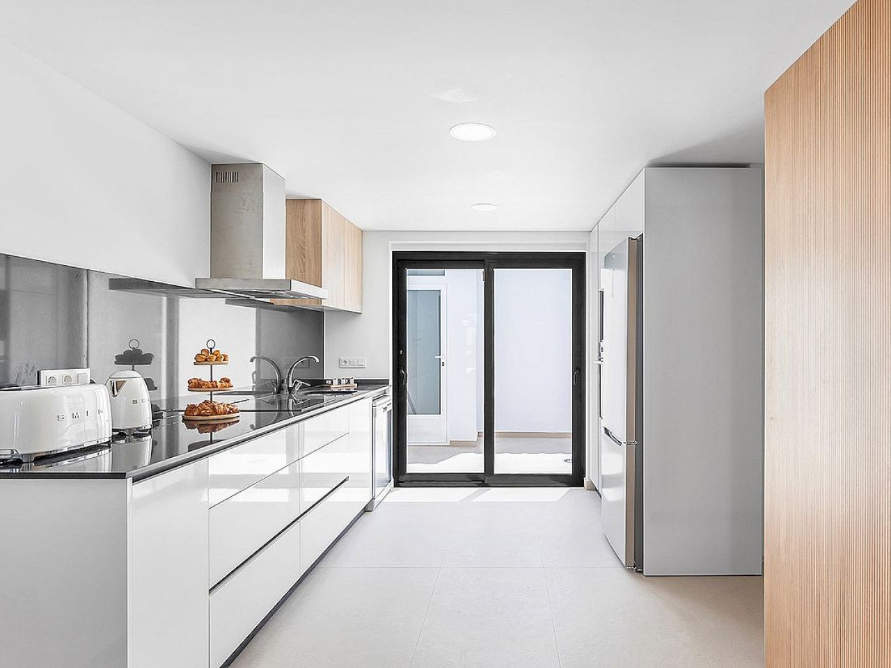 Residential Azahares is a luxury residential complex consisting of four bedroom Townhouses in a peaceful, well-connected setting in Rafal, Alicante...