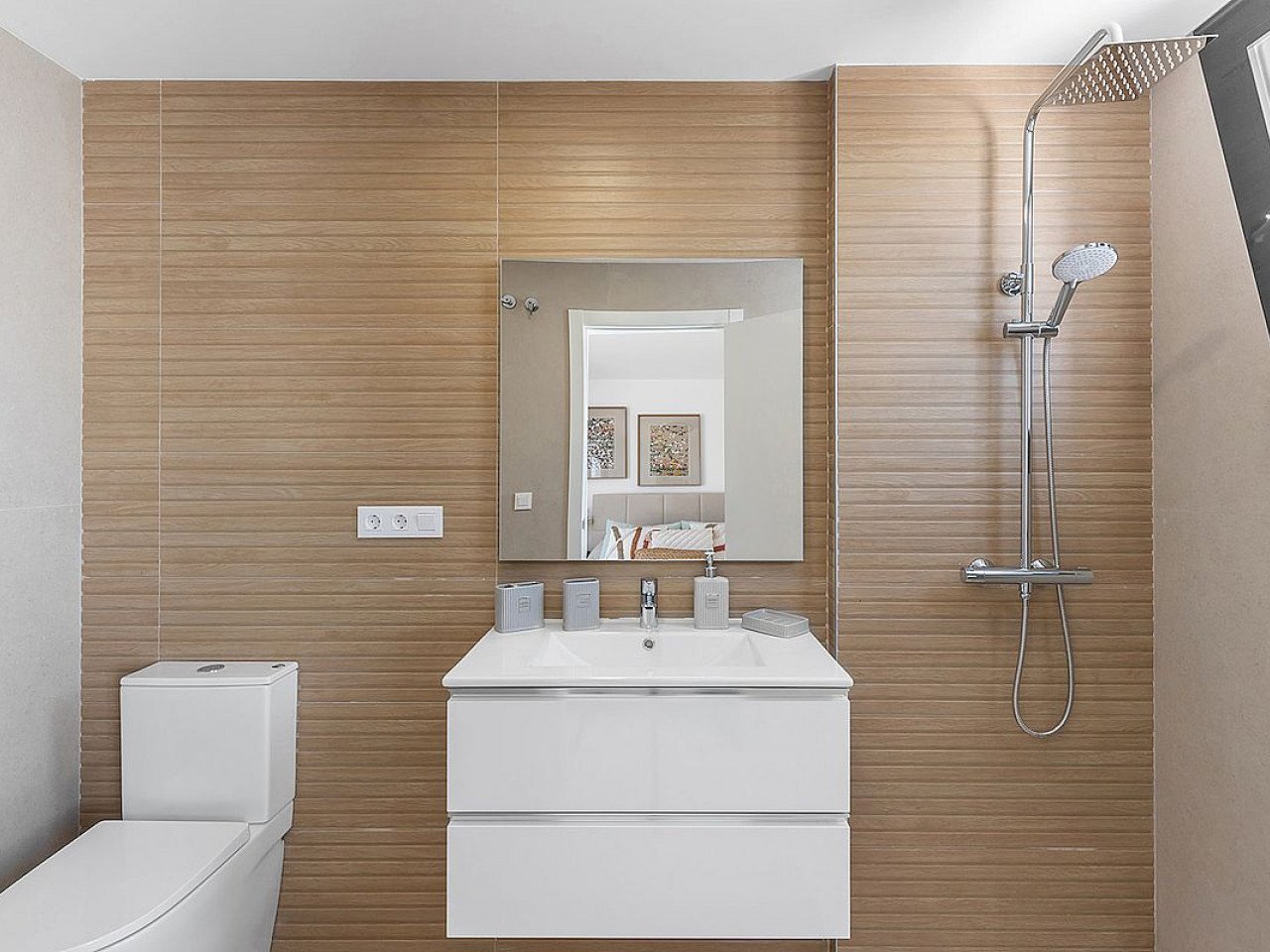 Residential Azahares is a luxury residential complex consisting of four bedroom Townhouses in a peaceful, well-connected setting in Rafal, Alicante...