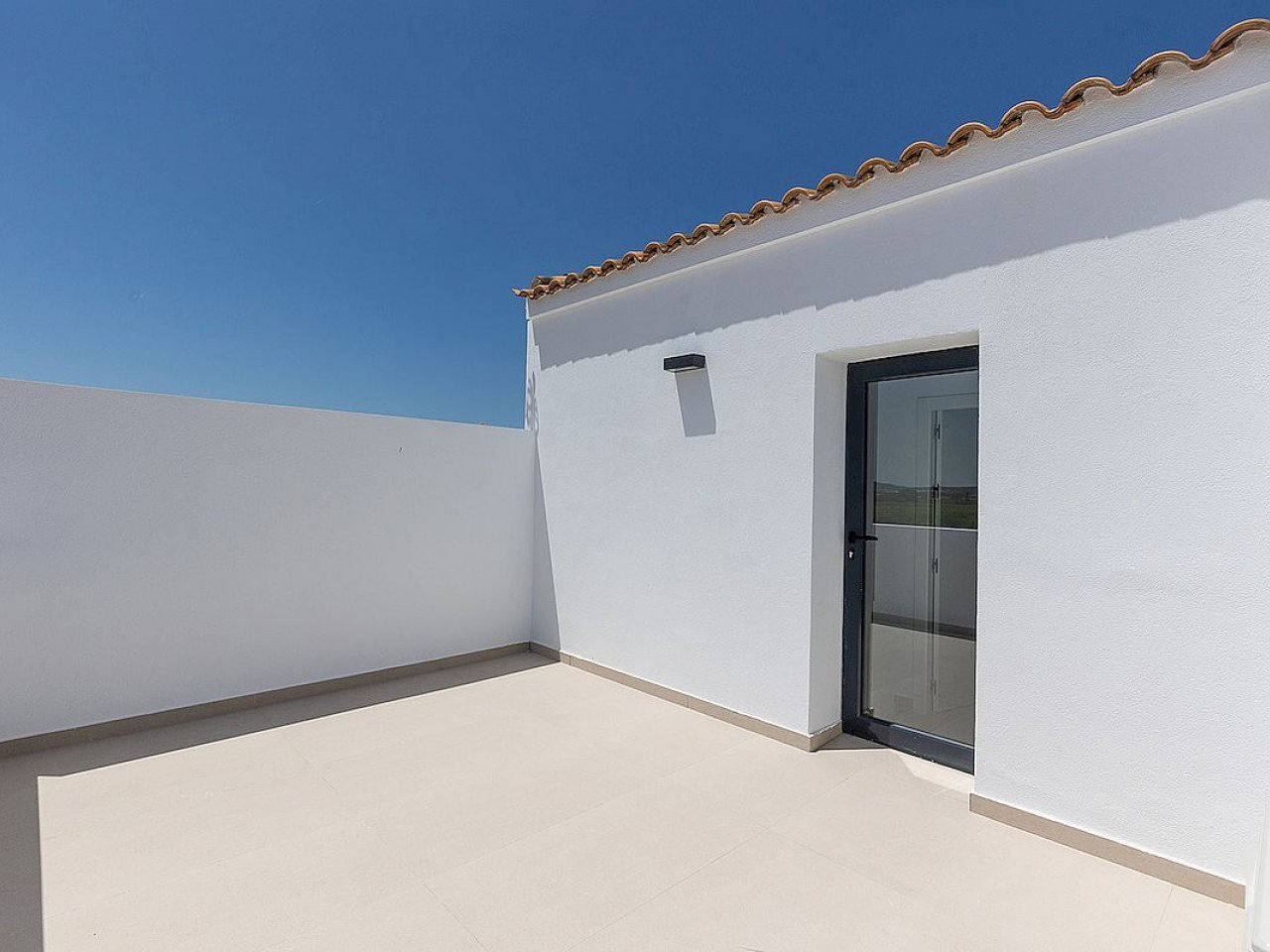 Residential Azahares is a luxury residential complex consisting of four bedroom Townhouses in a peaceful, well-connected setting in Rafal, Alicante...