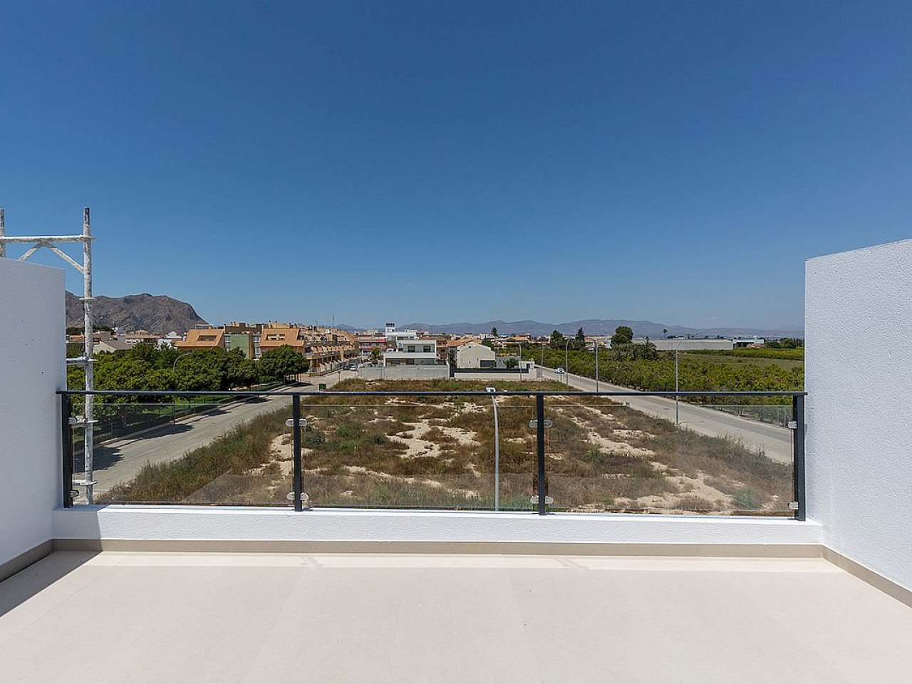 Residential Azahares is a luxury residential complex consisting of four bedroom Townhouses in a peaceful, well-connected setting in Rafal, Alicante...