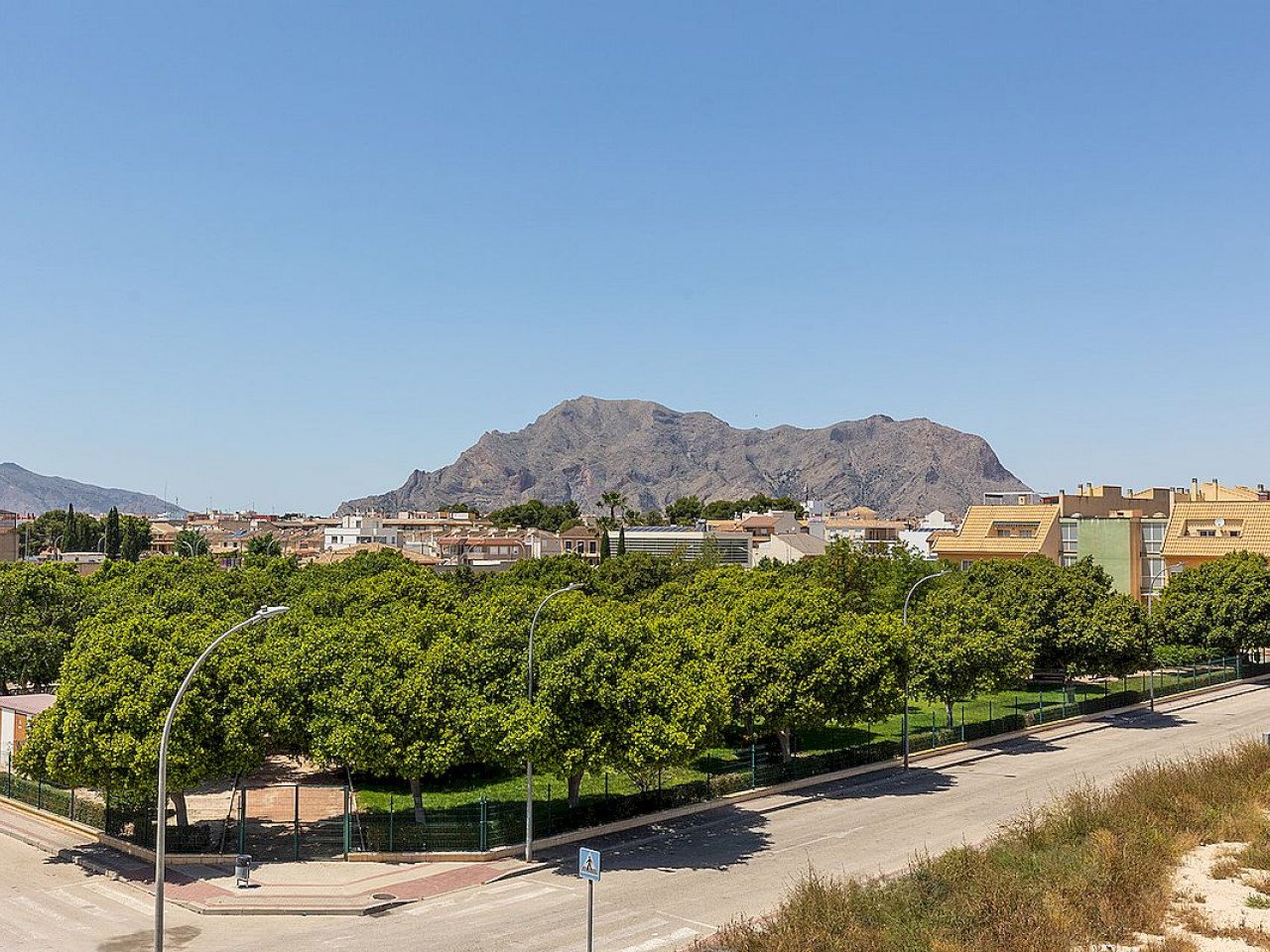 Residential Azahares is a luxury residential complex consisting of four bedroom Townhouses in a peaceful, well-connected setting in Rafal, Alicante...