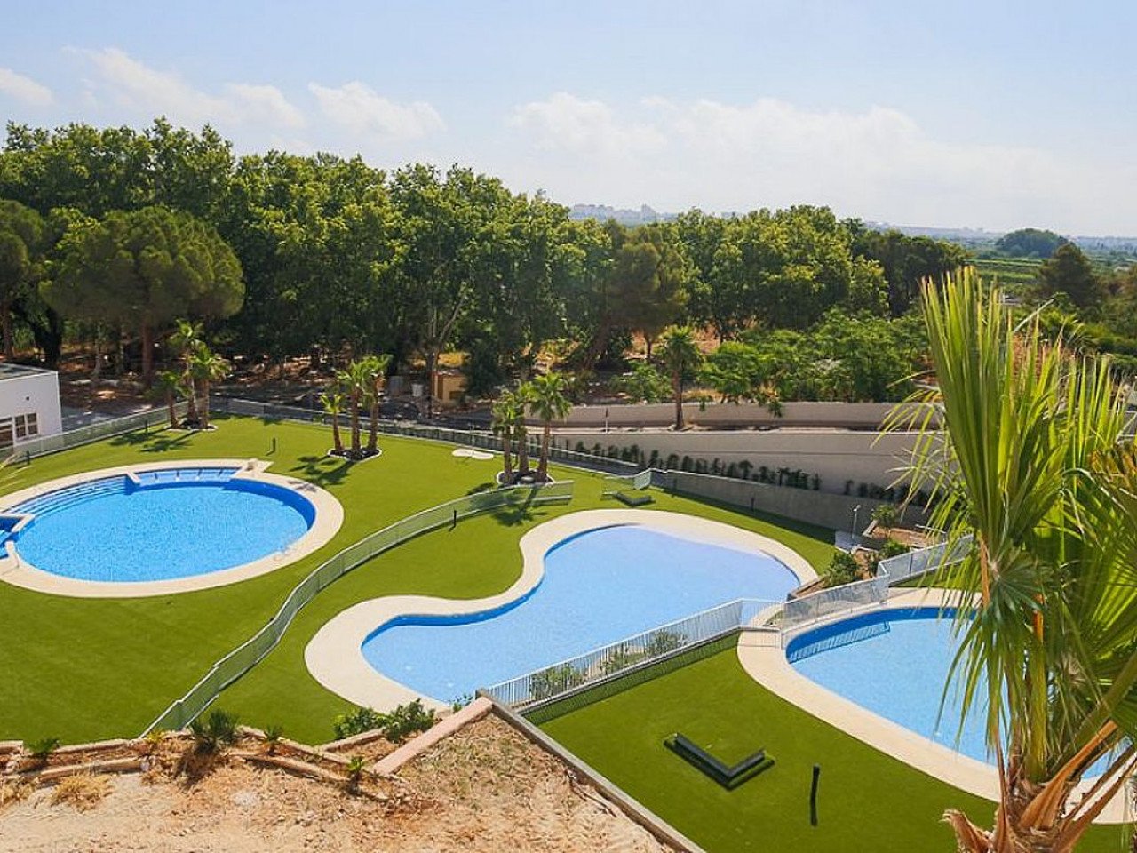 This incredible resort  is located just 4km from the beaches of Gandía, surrounded by mountains and with total and maximum privacy.Here you will ...