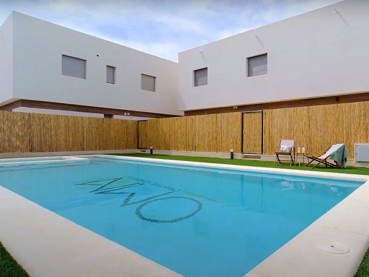 This modern gated residential complex is located in Orihuela Costa, one of the most sought after areas of the Costa Blanca, just 4 km from the beac...