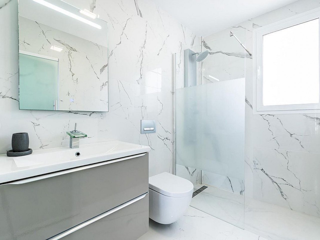 This modern gated residential complex is located in Orihuela Costa, one of the most sought after areas of the Costa Blanca, just 4 km from the beac...