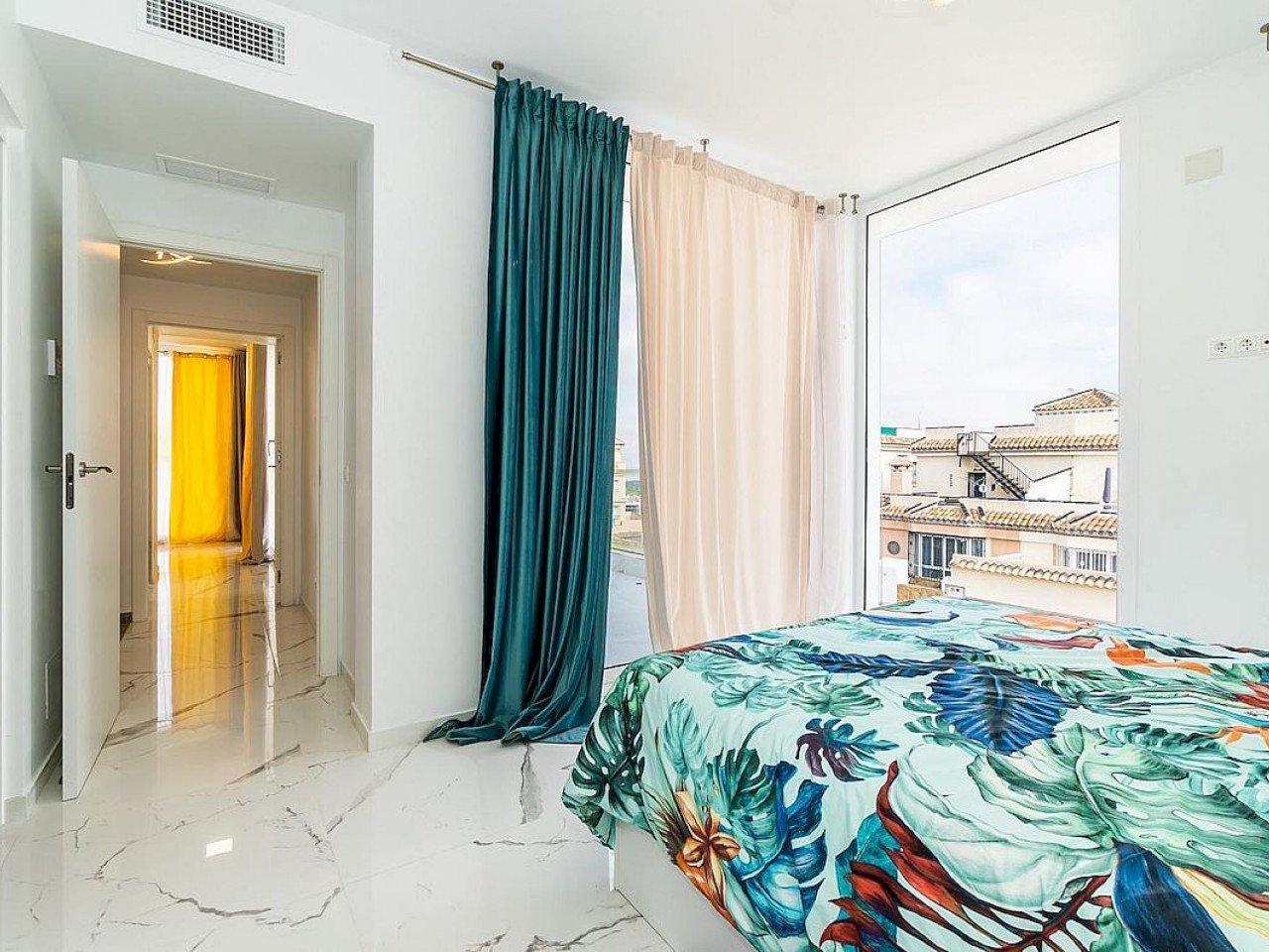 This modern gated residential complex is located in Orihuela Costa, one of the most sought after areas of the Costa Blanca, just 4 km from the beac...