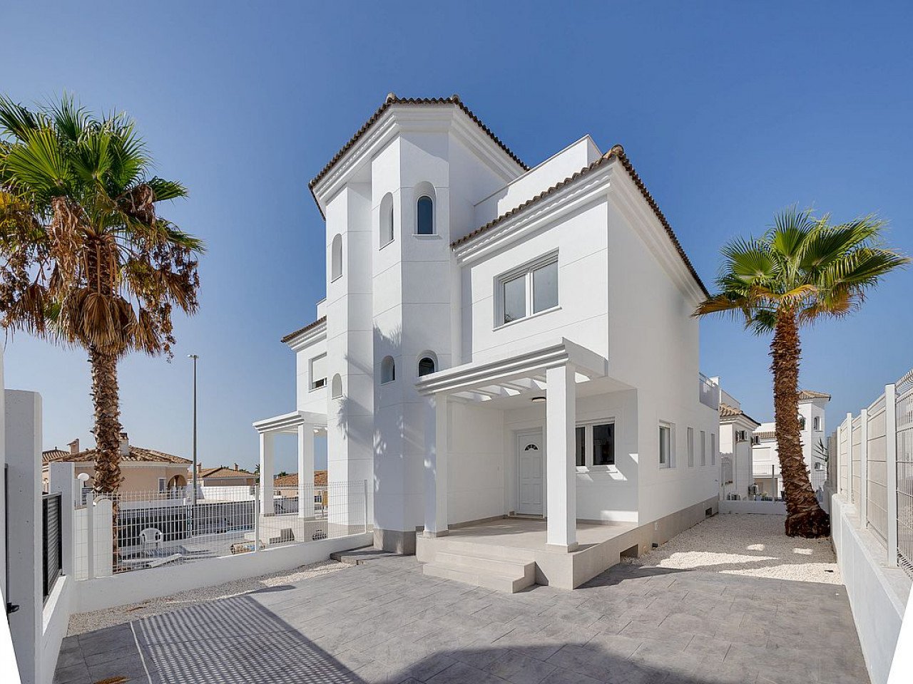 Bungavillas Sol is a residential complex of 9 houses in La Marina urbanization, in San Fulgencio, Alicante, in a comfortable and convenient area, k...