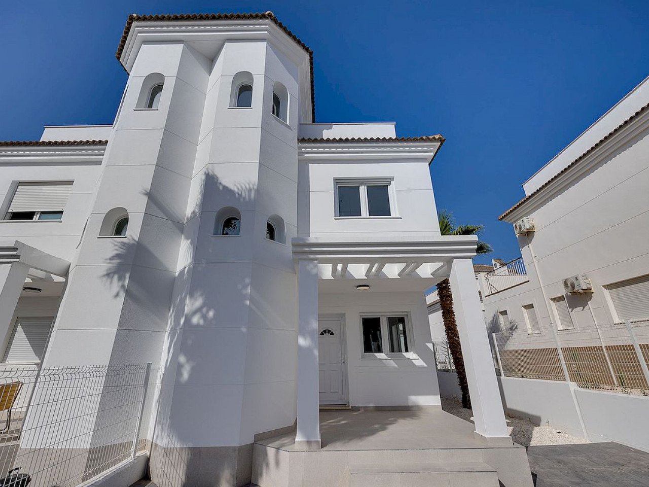 Bungavillas Sol is a residential complex of 9 houses in La Marina urbanization, in San Fulgencio, Alicante, in a comfortable and convenient area, k...