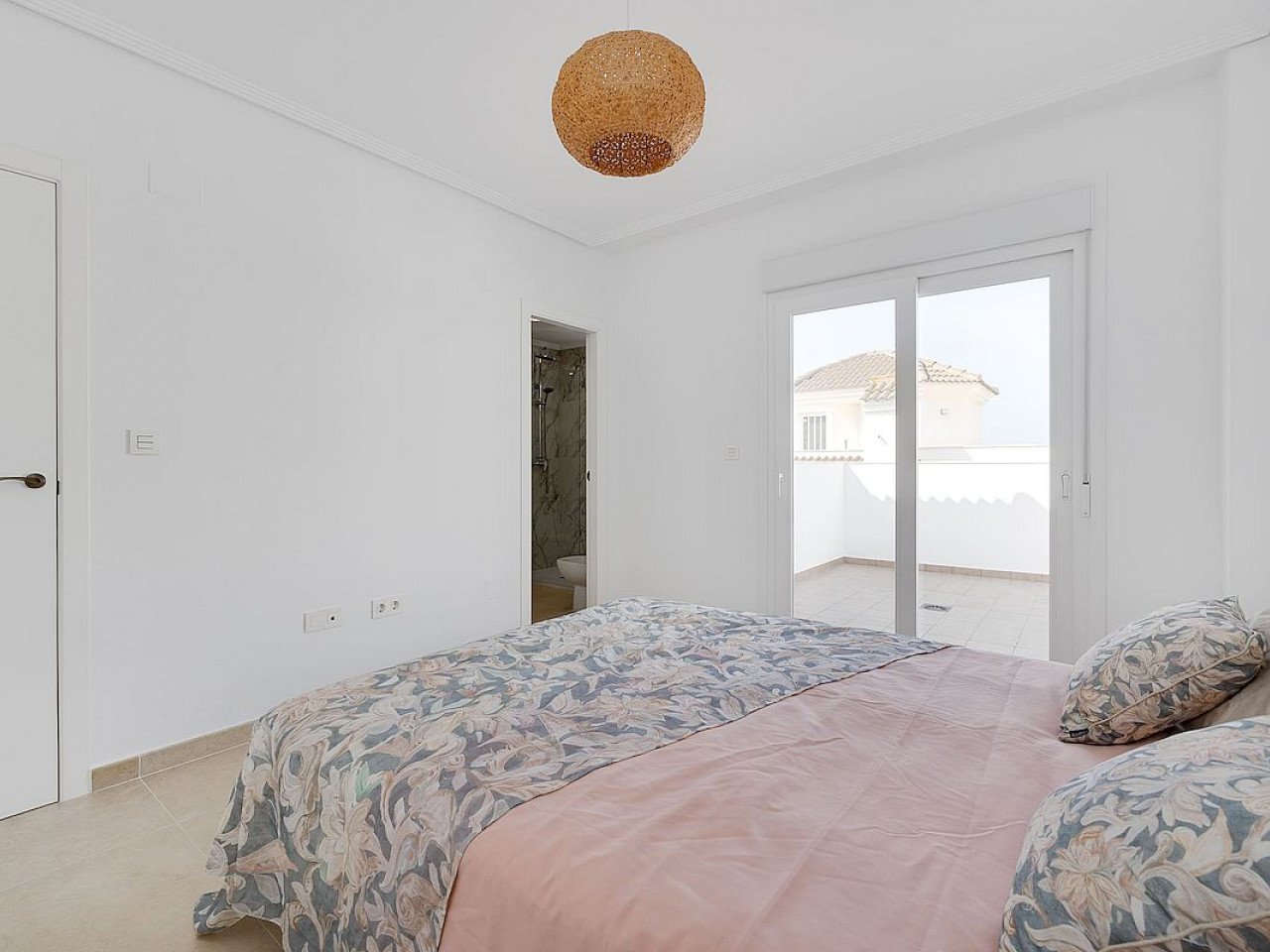 Bungavillas Sol is a residential complex of 9 houses in La Marina urbanization, in San Fulgencio, Alicante, in a comfortable and convenient area, k...