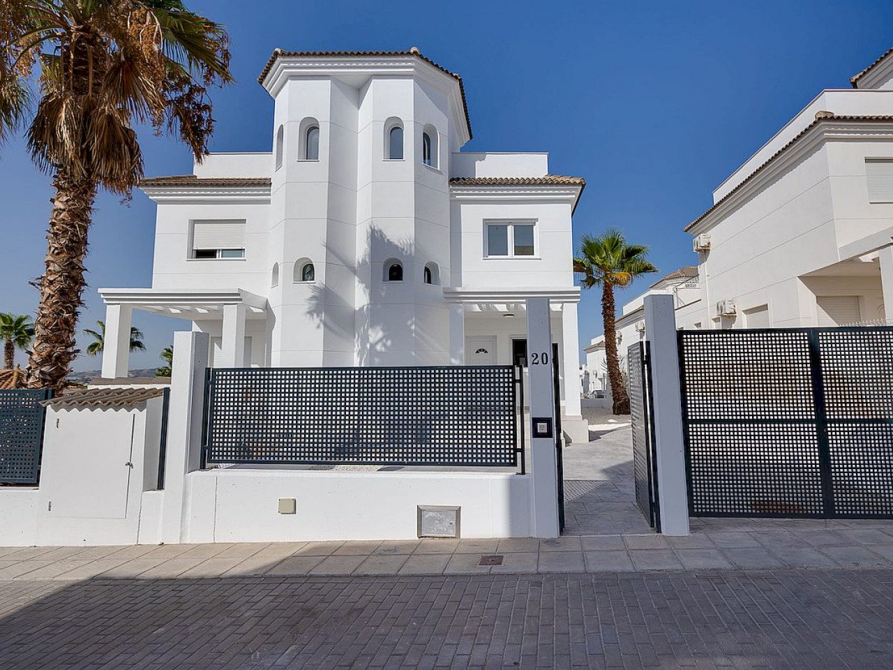 Bungavillas Sol is a residential complex of 9 houses in La Marina urbanization, in San Fulgencio, Alicante, in a comfortable and convenient area, k...