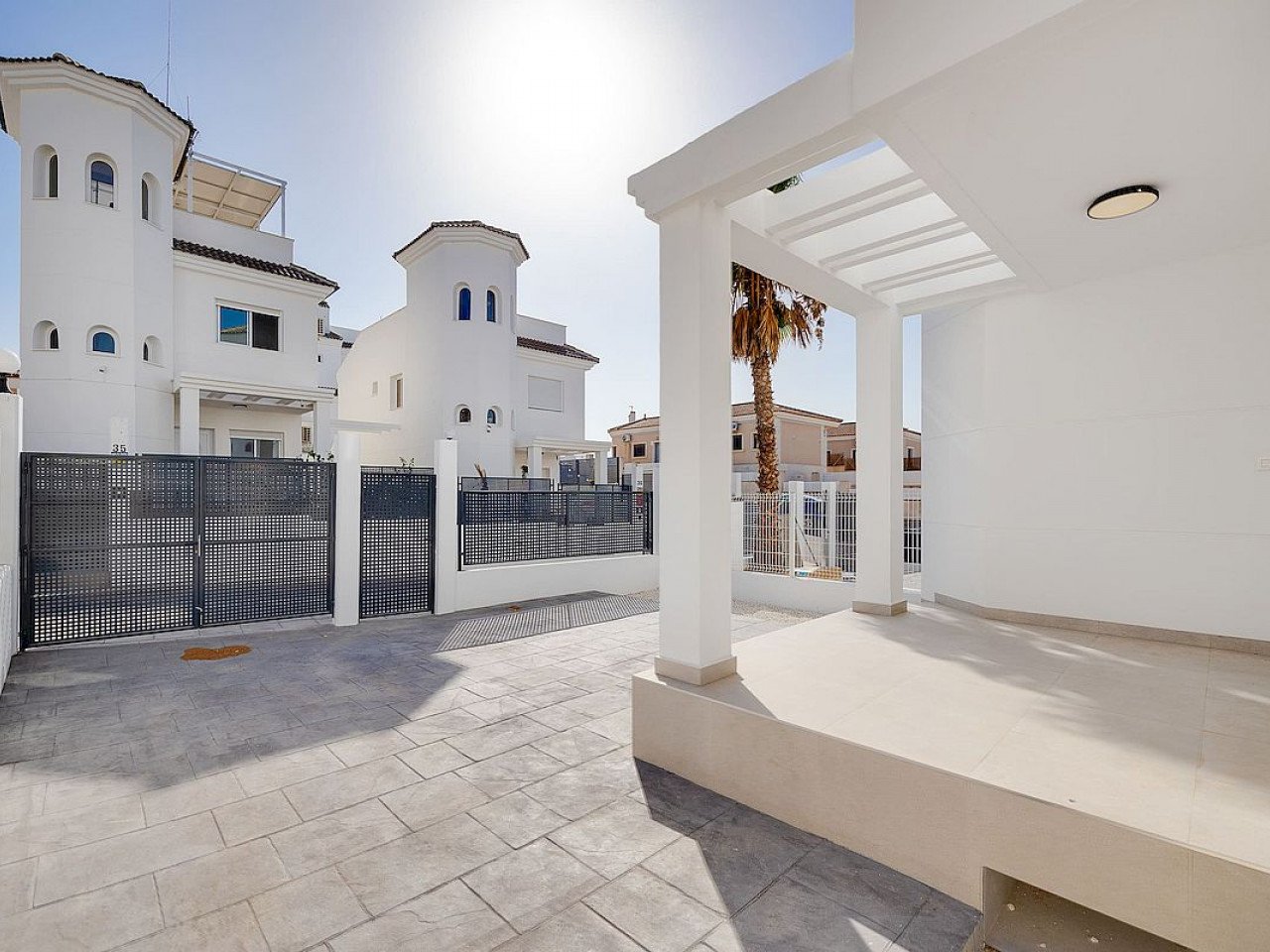 Bungavillas Sol is a residential complex of 9 houses in La Marina urbanization, in San Fulgencio, Alicante, in a comfortable and convenient area, k...