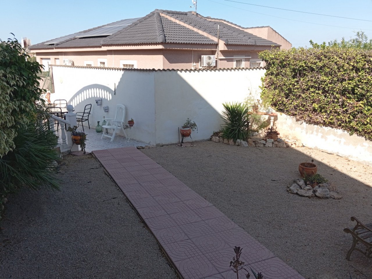 Located in the sought-after Monteazul urbanisation, this delightful villa offers comfort, privacy, and a wonderful Mediterranean lifestyle.
Sittin...