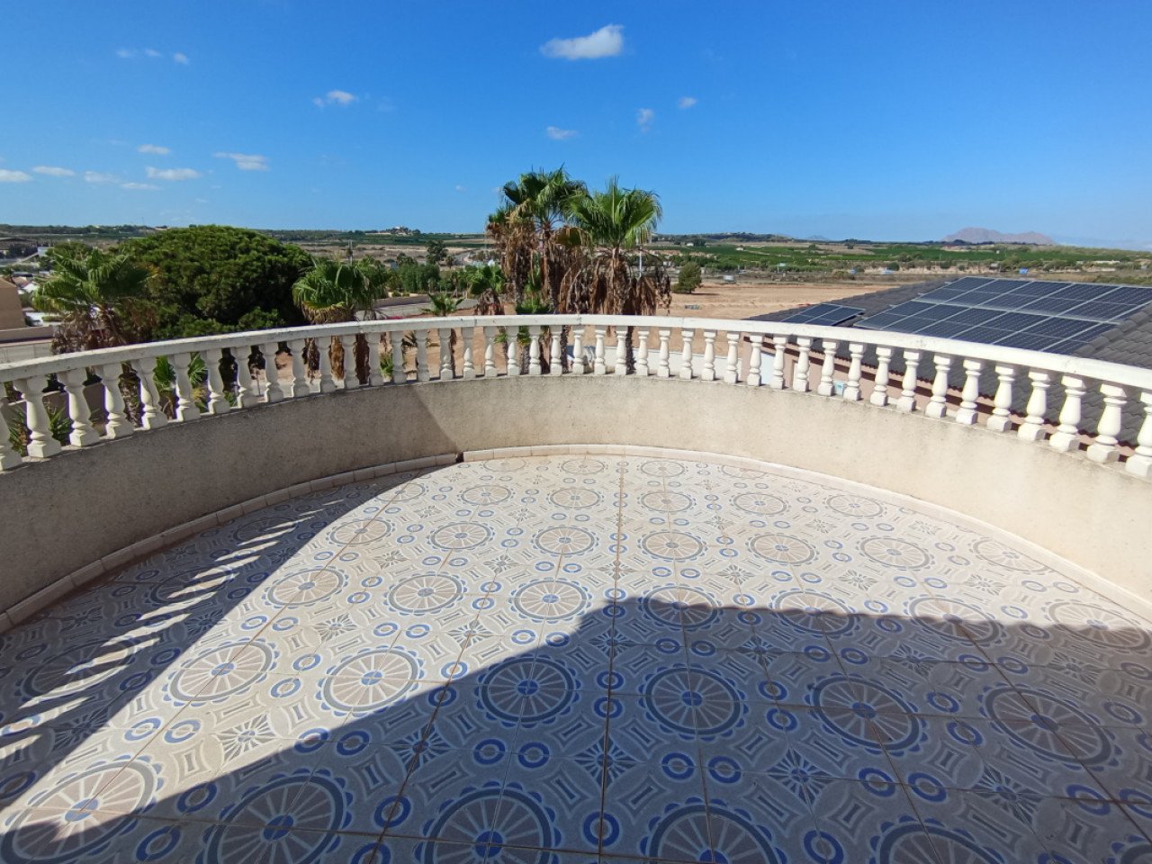 Located in the sought-after Monteazul urbanisation, this delightful villa offers comfort, privacy, and a wonderful Mediterranean lifestyle.
Sittin...