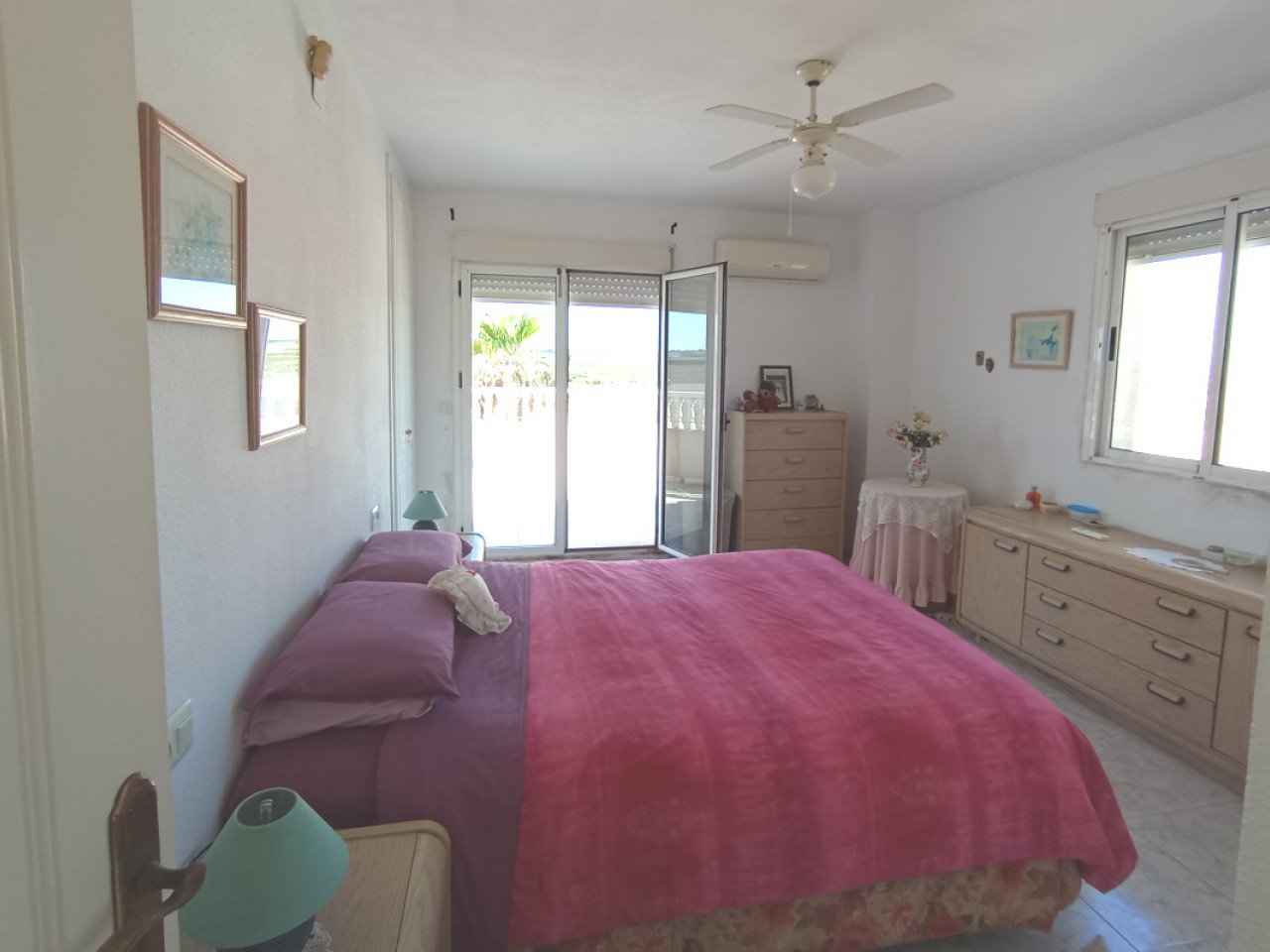 Located in the sought-after Monteazul urbanisation, this delightful villa offers comfort, privacy, and a wonderful Mediterranean lifestyle.
Sittin...