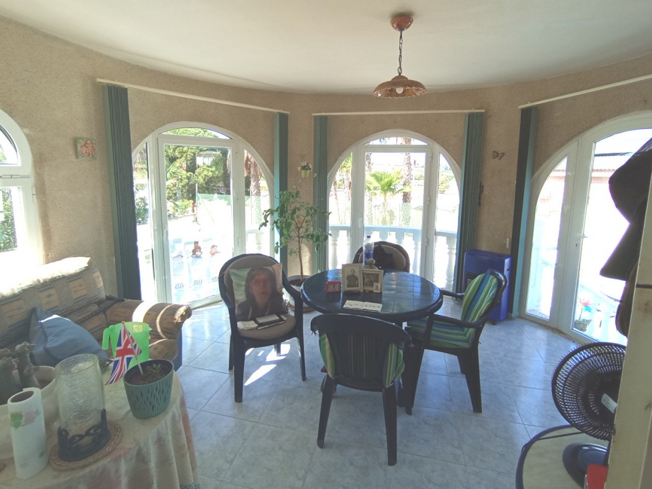 Located in the sought-after Monteazul urbanisation, this delightful villa offers comfort, privacy, and a wonderful Mediterranean lifestyle.
Sittin...