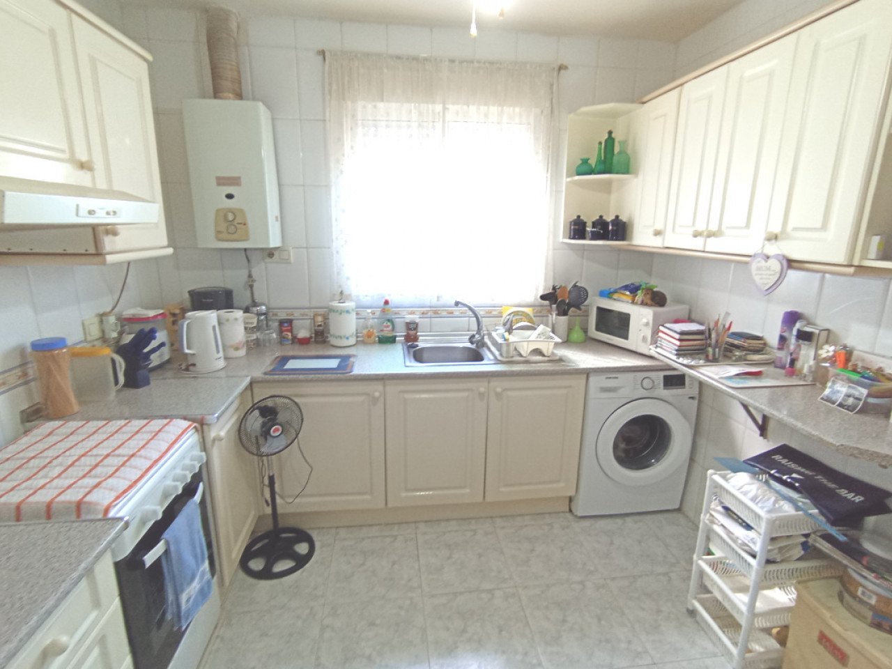 Located in the sought-after Monteazul urbanisation, this delightful villa offers comfort, privacy, and a wonderful Mediterranean lifestyle.
Sittin...