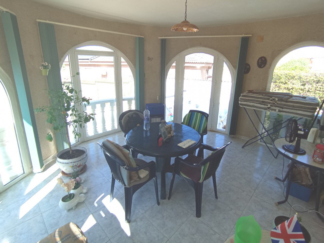 Located in the sought-after Monteazul urbanisation, this delightful villa offers comfort, privacy, and a wonderful Mediterranean lifestyle.
Sittin...