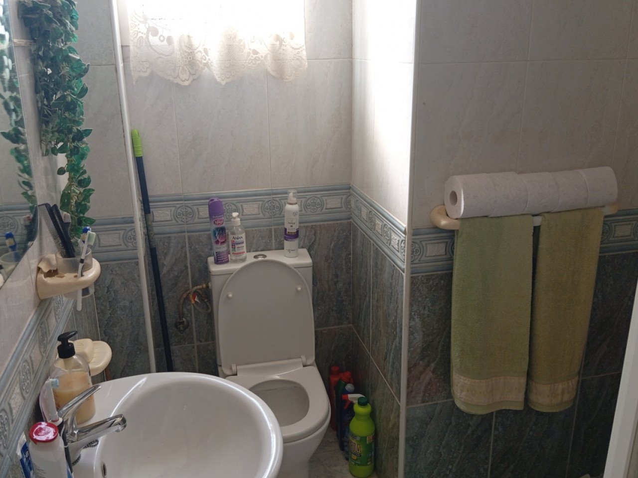 Located in the sought-after Monteazul urbanisation, this delightful villa offers comfort, privacy, and a wonderful Mediterranean lifestyle.
Sittin...