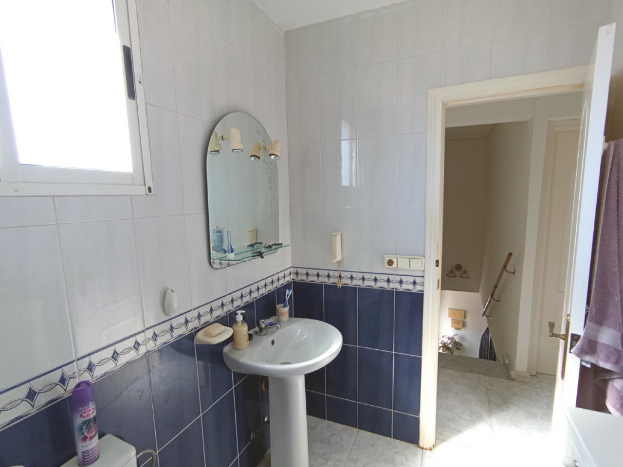 Located in the sought-after Monteazul urbanisation, this delightful villa offers comfort, privacy, and a wonderful Mediterranean lifestyle.
Sittin...