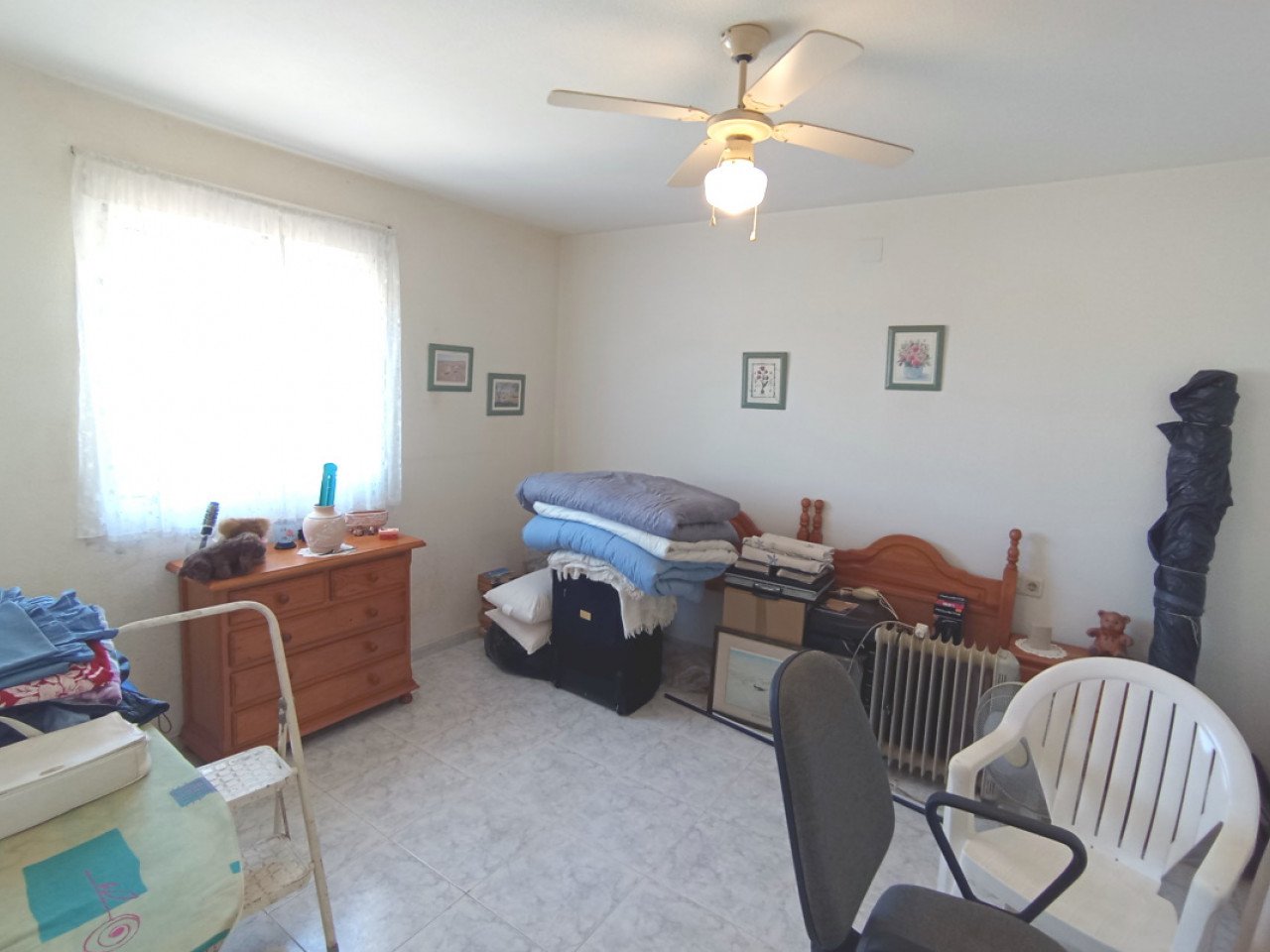 Located in the sought-after Monteazul urbanisation, this delightful villa offers comfort, privacy, and a wonderful Mediterranean lifestyle.
Sittin...