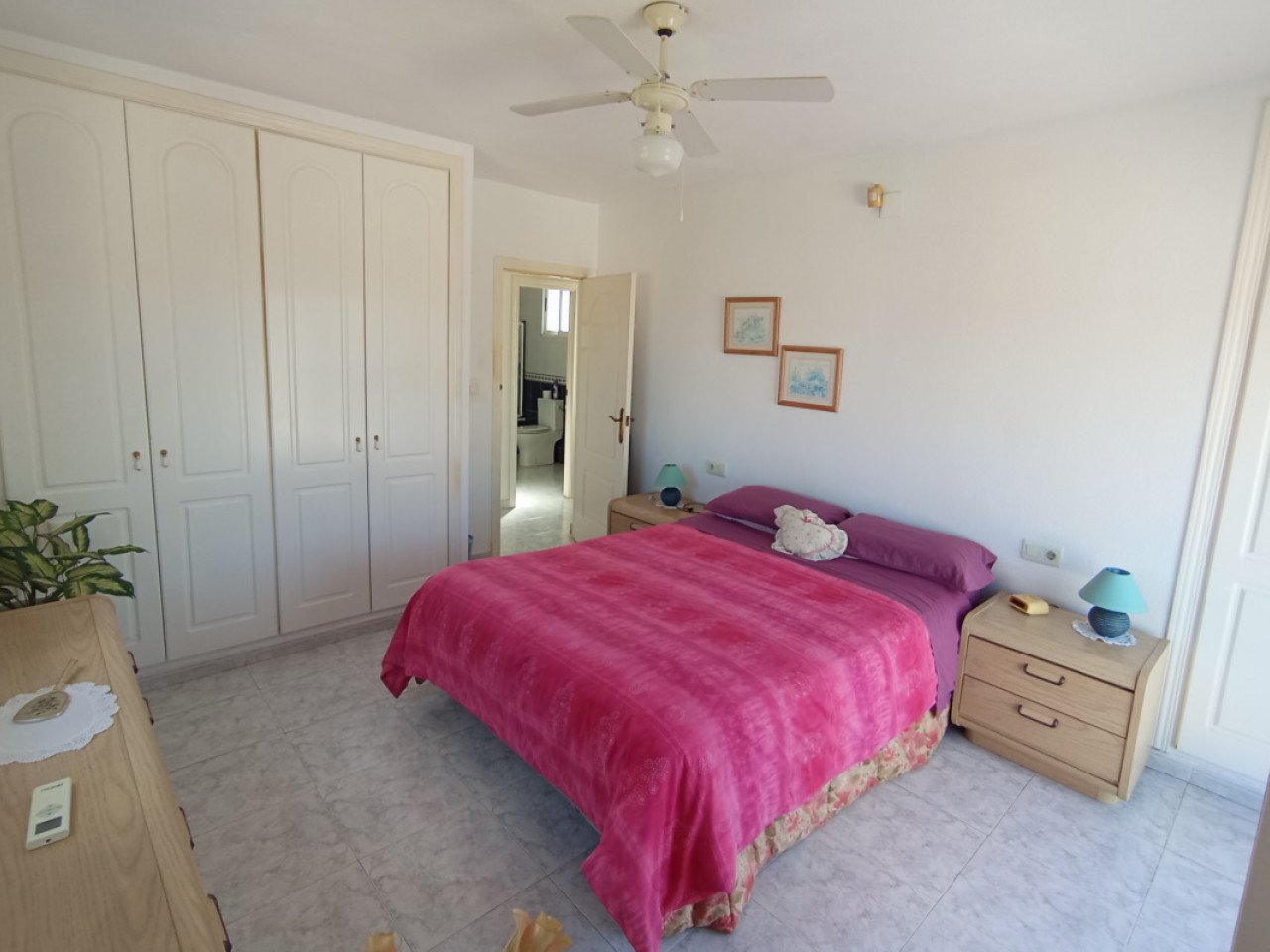 Located in the sought-after Monteazul urbanisation, this delightful villa offers comfort, privacy, and a wonderful Mediterranean lifestyle.
Sittin...