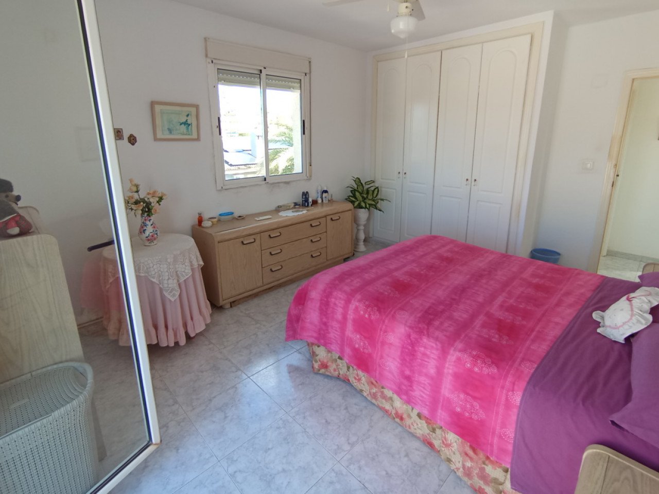 Located in the sought-after Monteazul urbanisation, this delightful villa offers comfort, privacy, and a wonderful Mediterranean lifestyle.
Sittin...