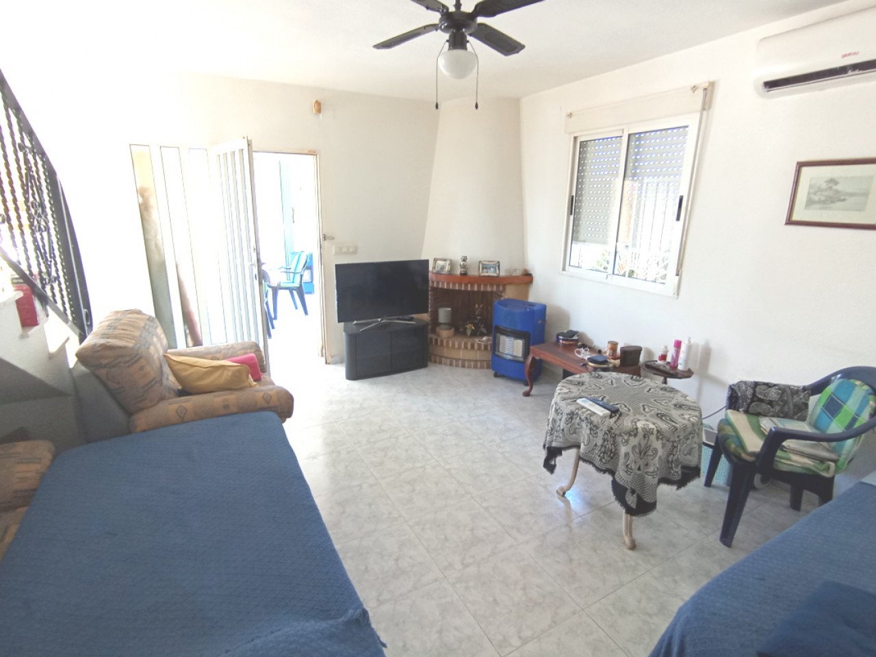 Located in the sought-after Monteazul urbanisation, this delightful villa offers comfort, privacy, and a wonderful Mediterranean lifestyle.
Sittin...