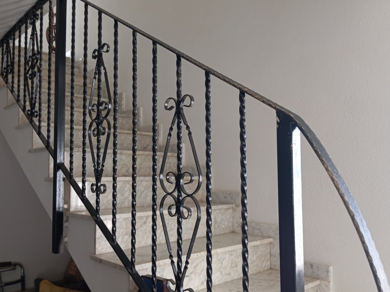 Located in the sought-after Monteazul urbanisation, this delightful villa offers comfort, privacy, and a wonderful Mediterranean lifestyle.
Sittin...