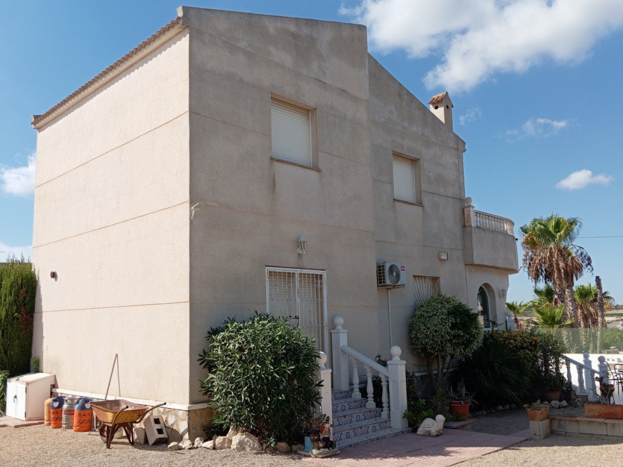 Located in the sought-after Monteazul urbanisation, this delightful villa offers comfort, privacy, and a wonderful Mediterranean lifestyle.
Sittin...