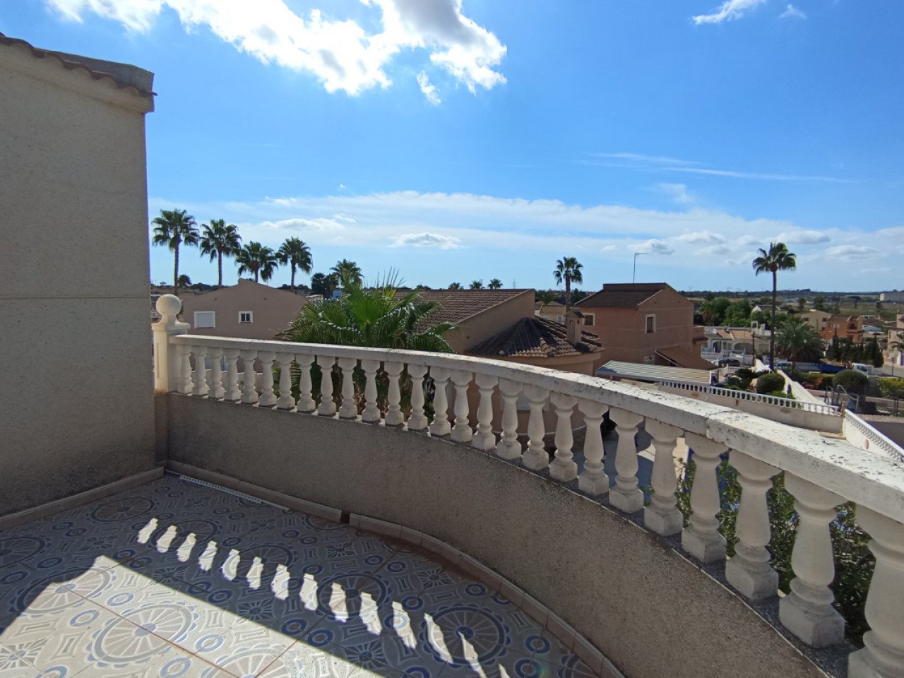 Located in the sought-after Monteazul urbanisation, this delightful villa offers comfort, privacy, and a wonderful Mediterranean lifestyle.
Sittin...