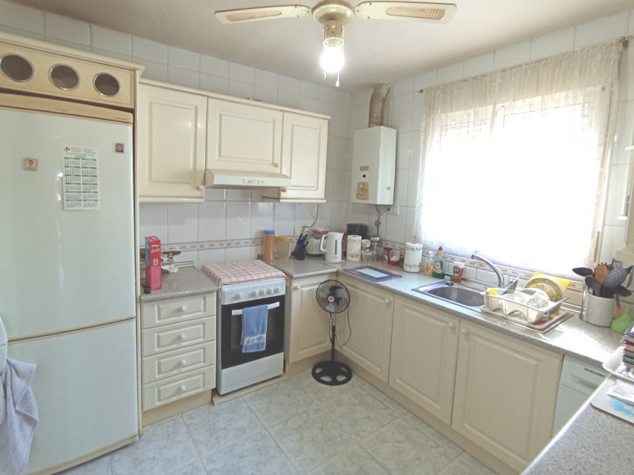 Located in the sought-after Monteazul urbanisation, this delightful villa offers comfort, privacy, and a wonderful Mediterranean lifestyle.
Sittin...