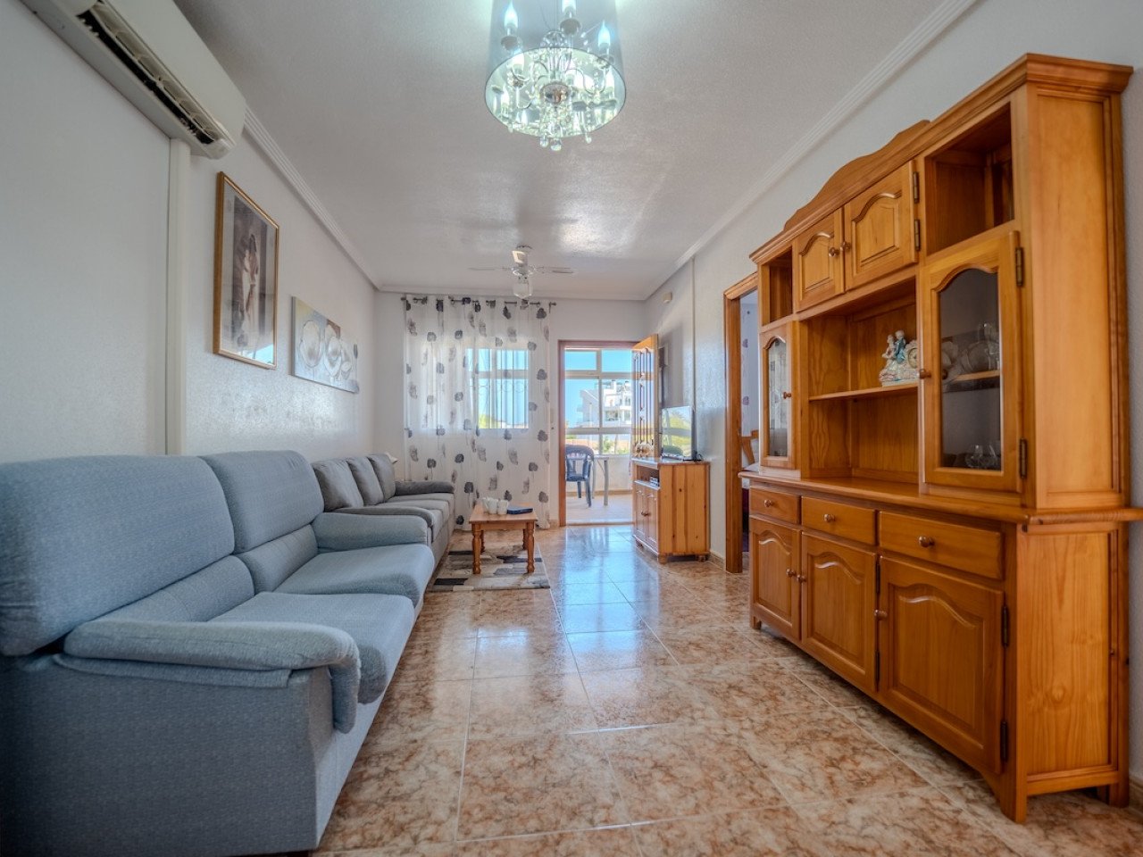 Este acogedor apartamento se encuentra en una de las zonas más demandadas de Punta Prima, a tan solo 1 km de la playa y rodeado de todo tipo de ser...