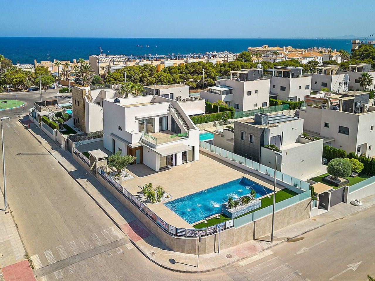 Four-bedroom villa with private pool in Campoamor
The Amay Deluxe is a new development of ultra-modern bespoke villas in the privileged area of Ori...